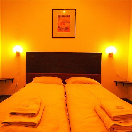 Motel Golden Fox Zelcava Екстер'єр фото